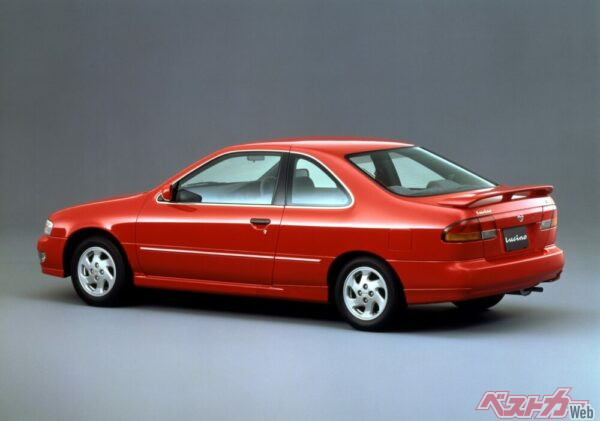 トランク上に設置されたリアスポイラーは90年代当時のスポーティモデルには必須のアイテム