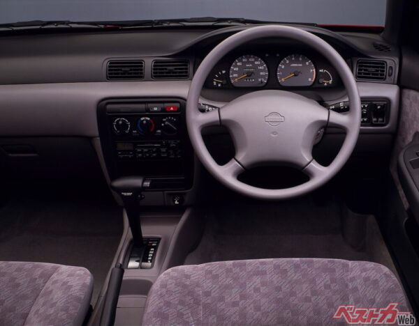 運転席まわりの作りは、ベースとなったサニーとほぼ共通。長くそそりたったATシフトレバーがエモーショナル