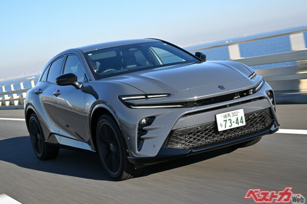 クラウンスポーツPHEV。エンジン（A25A-FXS型）は実質共通ながらフロントモーターが大型化され、出力で約5割、トルクも約3割増強されているのがポイント。これによってシステム最高出力は306psと、HEVより約3割もパワフル
