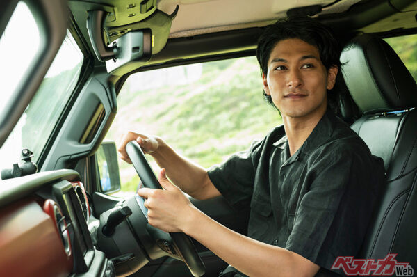 運転席から声をかけることも多く、ガチの初対面だけに、コミュニケーション能力が肝に！（One＠AdobeStock）