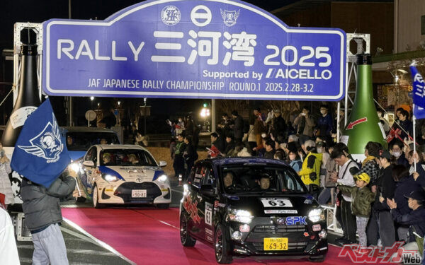 セレモニアルスタートでも国沢ミライースターボは大きな注目を集めていた