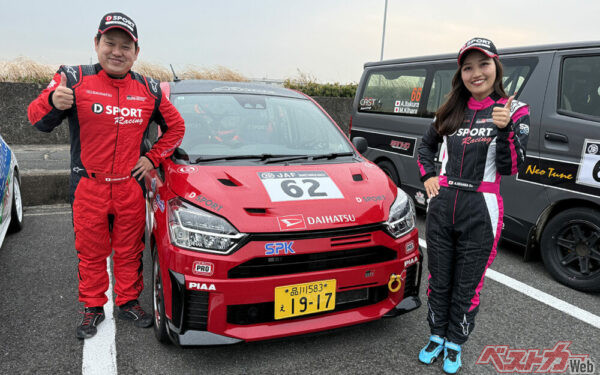 ミライースGR SPORTに乗るドライバーの相原泰祐選手（左）とコ・ドライバーの上原あずみ選手（右）