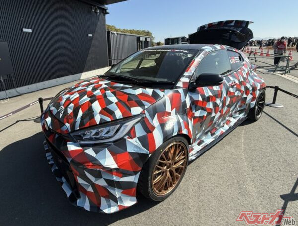 屋外に初公開されたGRヤリスMコンセプトは神々しいばかりの輝きを見せていた