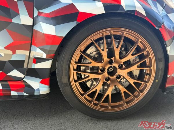 フロントにはゴールドのアルミホイールを装着し、何かテストを行っていることをうかがわせる