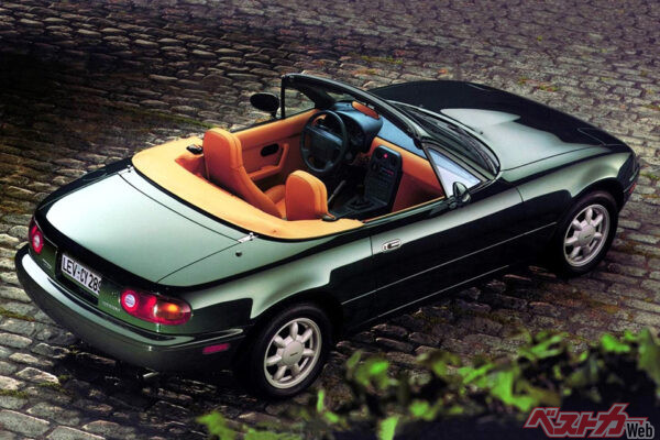 海外ではマツダ MX-5 ミアータとして販売されたユーノス ロードスター。MX-5は左ハンドルとなる