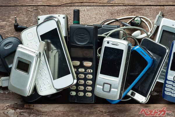 携帯電話が本格的に普及し始めたのは1994年から。自動車電話はガラケー以前の話ですね（AdobeStock）