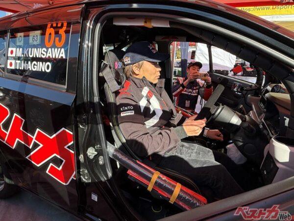 勝田選手は実際に運転席に座って興味深そうに視界やドライビングポジションを確認していた