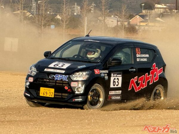 ダートのスーパースペシャルステージ（SSS）で激走する国沢ミライースターボ