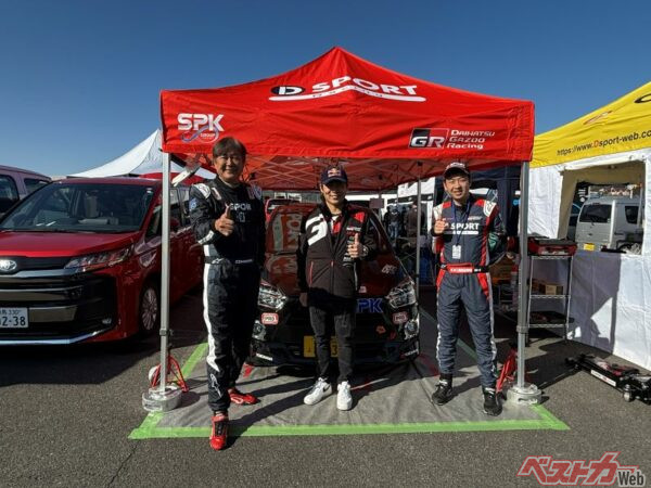 勝田貴元選手は軽自動車のスポーツモデルの登場はラリーの発展にとっても重要と話し盛り上がった後、国沢親方とコ・ドライバーの荻野司選手と記念撮影