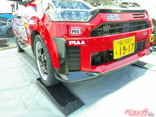 ミライースGR SPORTはフロントからリアへと空気の流れを作る専用のバンパーを装着する