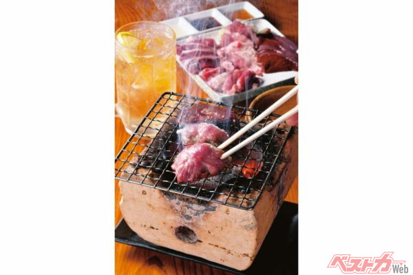 『やきとん長良（ながら）』焼き刺し盛り合わせ　968円　一度にのせ過ぎず、じっくり焼こう