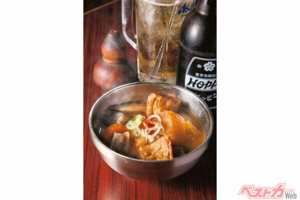 『富久晴』もつ煮込み　500円　もつ煮にはテッポウの他に大根、ごぼう、人参、こんにゃくが入る