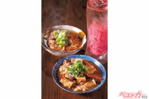 『もつ焼き　けいすけ』（手前）もつ煮込み　400円　（奥）なんこつやわらか煮　500円　メニュー名の通り、なんこつが歯ですっとかめるほどやわらかい。「ガリ酎」（420円）は甘酢っぱさがクセになる