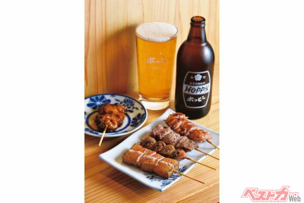 『もつ焼たいじ』（右手前の皿）てっぽう　260円、さがり、こぶくろ、れば　各200円　（左奥）しろ　260円　（ドリンク）三冷ホッピー　570円　その部位が最もおいしく食べられるよう火を入れる。炭はラオス産備長炭を使う。タレはもちろん、ラー油など調味料も店で作る。三冷ホッピーに使うのは宝焼酎だ