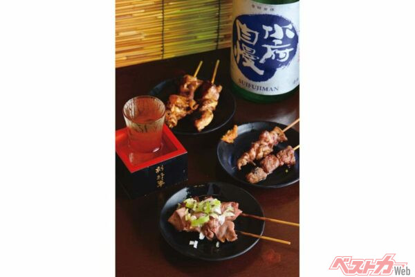 『やきとん　まるわ』（料理）炙りタン・ハツ（セット）　330円　（ドリンク）水府自慢　440円　カーテンは横隔膜の「膜」の部分。「炙りタン・ハツ」の炙り具合が絶妙。さまざまな部位を食べ比べて。日本酒は「水府自慢」など定番と日替わりで約10種類揃う