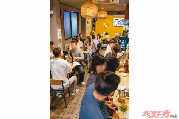 『辰心（たつみ）食堂』店内はいつもにぎやか。オープンして2年、地元の方からも愛されている