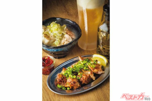 『辰心（たつみ）食堂』（手前の皿：左から）網レバー　600円、ミノ焼き　680円　（左奥）もつ煮込み　580円　サクッと噛み切れるミノも鮮度がよいからこそ。煮込みは絶妙な辛さの自家製辛味噌で味変も