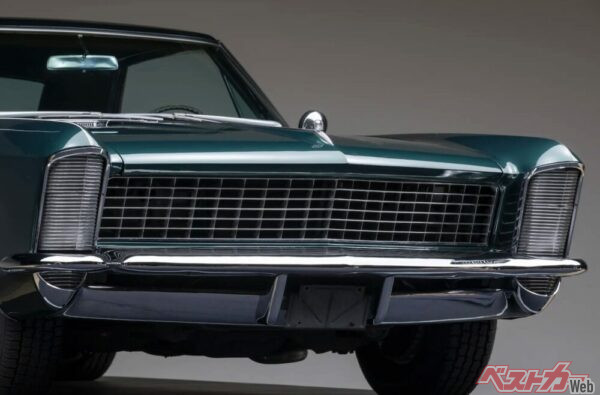 ビュイック・リビエラの消灯時。このままでもヘッドライトのように見えなくもないが…。