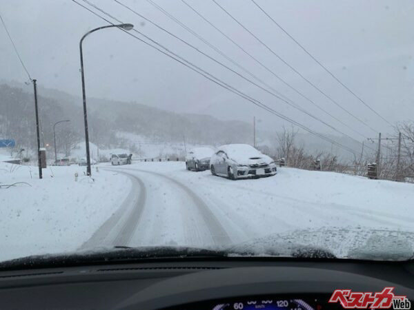 スタッドレスタイヤ装着の4WD車でも下り坂は要注意。止まれないこともある