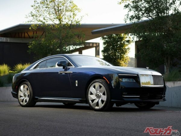 あまりにも一般人とはほど遠い存在のため、知らない人も多いロールスロイスのEV、スペクター。なのに中古車市場に2桁の物件が流通している…。中古車価格は5500万円中盤〜。