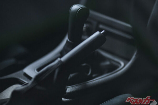 オリジナルの5速MTのシフトレバーに近いデザインだが、R-P-N-DタイプのAT車となっているR32EV