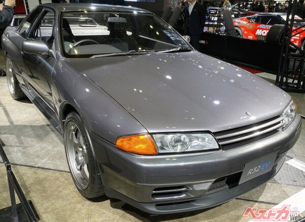 東京オートサロン2025に展示されたR32EV。周囲は人だかりの山で、R32EVへの関心度の高さが伺えた