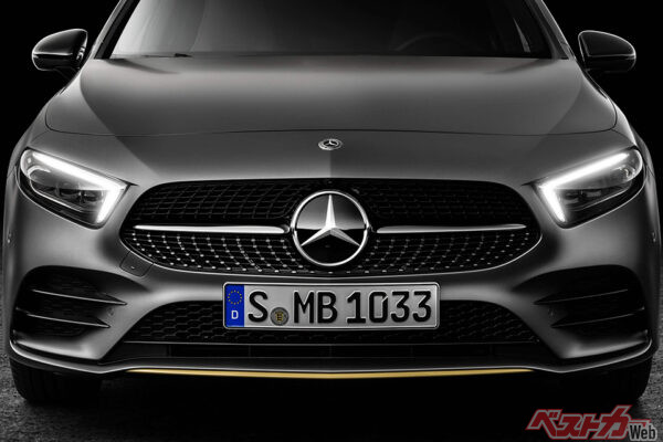 ボディは小さめでもフロントグリルが主張してくれる