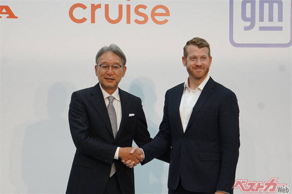 ホンダの三部社長とクルーズのカイル・ヴォクト氏。東京のロボタクシー実験も棚上げか