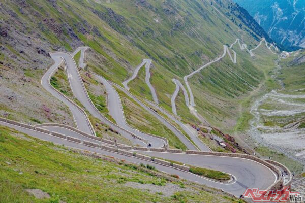 ブレーキは速度が落ちていくと同時に踏力を減らしていくとスムーズな運転ができる(Adobe Stock@Manel Vinuesa)