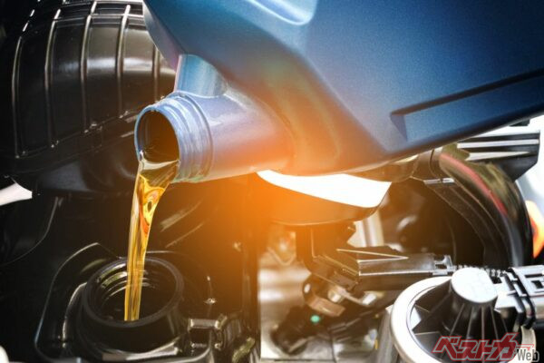 エンジンオイルは走行しなくて劣化するため定期的にチェックするのが効果的