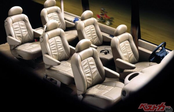 今でいうショーファードリブンのような豪華な仕立て具合に多くの人が釘付けに!!