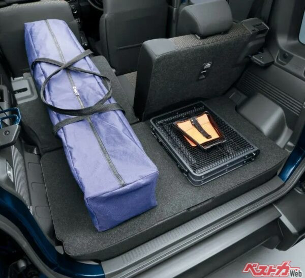 後席を倒すとフルフラットにはならないがディーラーオプションで設定されているラゲッジボックスを装着するとフルフラットになる