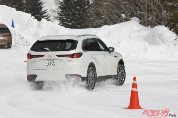 マツダ CX-80。6年前のCX-5やマツダ3よりもより豪快に運転できるクルマとなっている