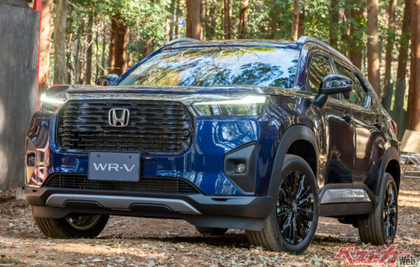 今回の改良の目玉、WR-Vの特別仕様車BLACK STYLE。こちらは最上級のZ+グレード(新色のオブシダンブルー・パール)。黒ホイールがカッチョいい