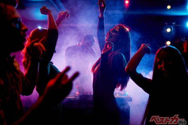 今夜もアッシーくん呼ぼうかな！（pressmaster＠AdobeStock）