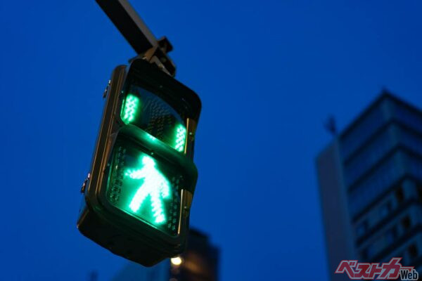 歩車分離式信号機の交差点では赤信号になることを予測できないため、運転手からすれば危険が増した(Una@Adobe Stock)