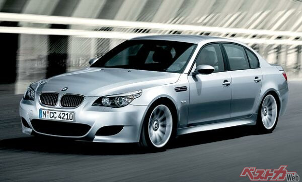 507psの5L、V10エンジンを搭載するE60型BMW M5。レッドゾーンは9000rpmのS2000に届かないものの8250rpm