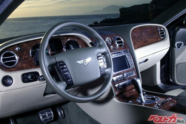 スイッチ類以外のほとんどがレザーとアルミ(一部はアルミ調だが)で構成されているベントレーコンチネンタルGTのインテリア。アナログの時計はブライトリング製だ