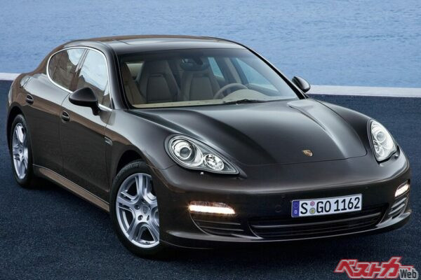 ポルシェ初の4ドア4シーターのパナメーラ。V6のパナメーラは165万円から買えるとは……