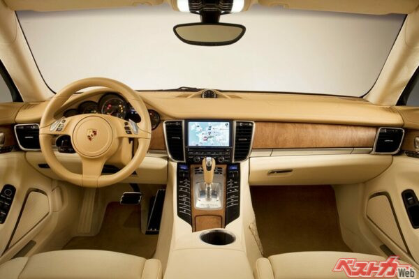 同時代の911に似たデザインを採用するパナメーラのコクピット