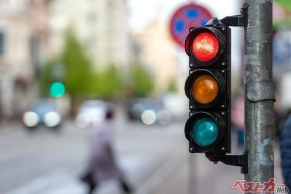 日本では1930年に信号機の運用が始められたが、それからというもの役割は今も変わらず使われている（ako-photography@Adobe Stock）