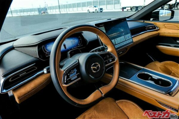 造りがよく質感の高いインテリア。欧州セダンに充分対抗できると思うのだが……