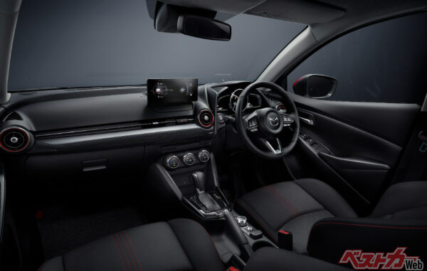 こちらは、上級の15 SPORTグレードのインパネ。マツダ2、室内質感もいいっスね！