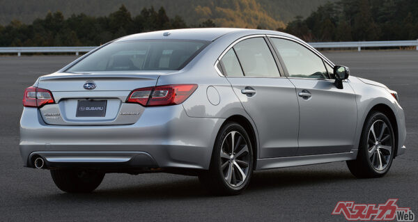 ヘッドライトと共通のモチーフでデザインされたリアコンビランプが個性的で目を引く。アメリカ仕様のマフラーは左1本だが、日本仕様のDITは2本でスポーツムードを高めそうだ