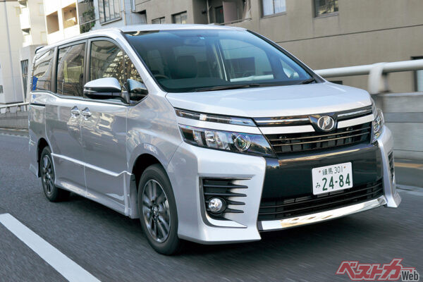 2Lガソリンエンジンを搭載し、専用のエアロパーツ&ワイドボディを持つヴォクシーのエアロ仕様「ZS」に試乗