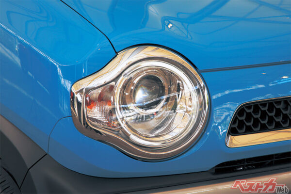 可愛らしいエクステリアをさらに強調するのがヘッドランプ。インテリアの一部にもこのデザインが採用されている