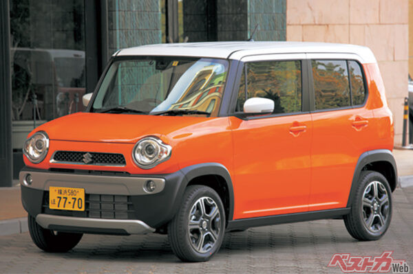 オレンジだけインパネも同色オレンジに塗色されていてオシャレ感が漂う。鮮やかなカラーは目立ちすぎ!?　