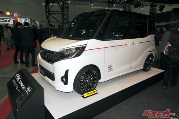 東京オートサロンでカスタマイズ車を展示したeKスペース。来場者の注目を集めていた