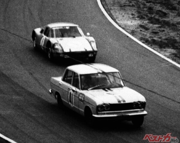 第2回日本グランプリの伝説のシーン…1964年5月3日に開催された第2回日本グランプリの伝説的ワンシーン。式場壮吉のポルシェ904を生沢徹のスカイラインGTが押さえ、トップで周回するシーンに、鈴鹿に詰めかけた観客が興奮した!