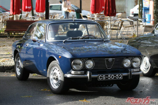 アルファロメオジュリアは小型4ドアボディに92psを発揮する1570cc DOHCエンジンを搭載したGT